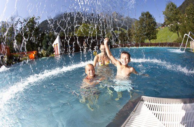 Family swimming day in Tux-Finkenberg