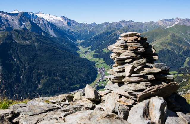 Steinmandl mit Blick Richtung Hintertuxer Gletscher