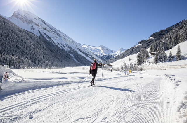 Langlauf durch die verschneite Tiroler Natur