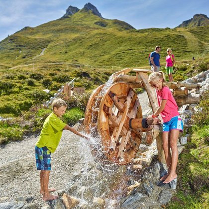 Kids beim Spielen mit Wasser in den TUX-Welten Kids beim Spielen mit Wasser in den TUX-Welten