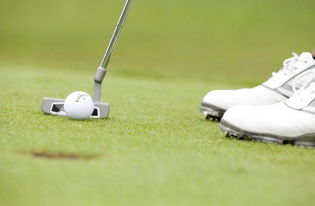 Abschlag für eine anspruchsvolle Golfpartie